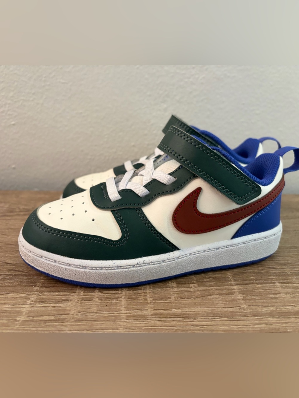 Nike Kids Green, White & Red Low-Top Sneakers size 10c